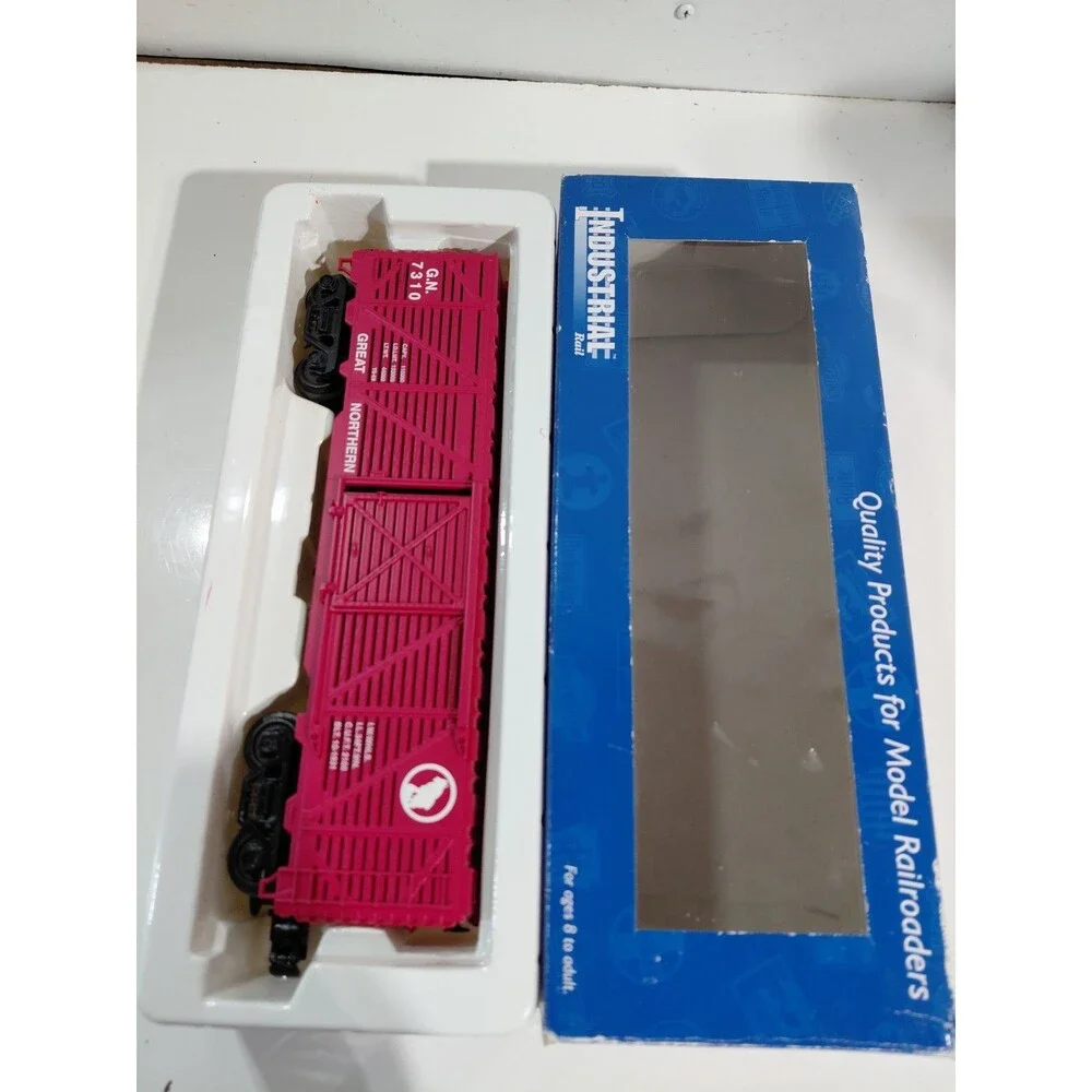 Industrial Rail 3002 O Gauge Model Railroad Great Northern Cattle Car w/Box